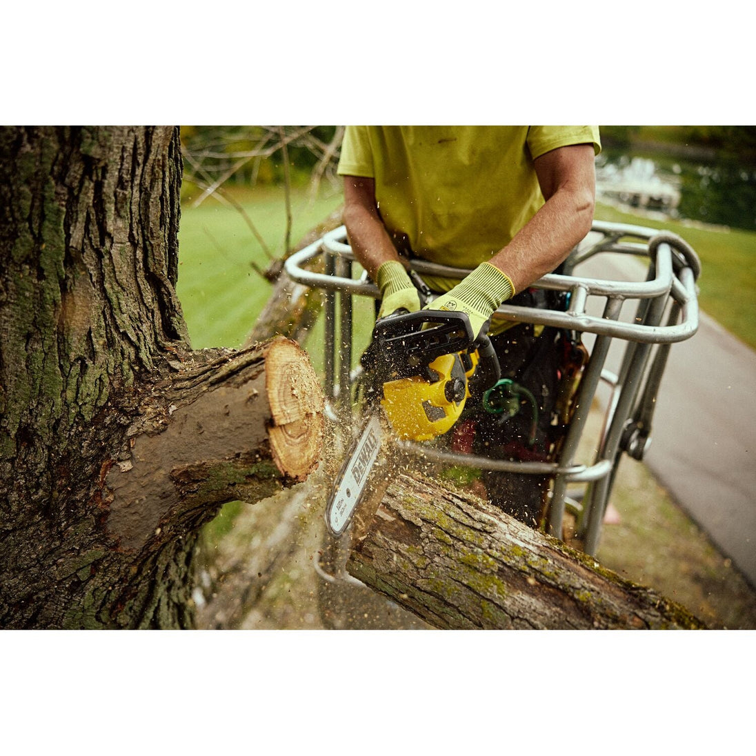 DEWALT DCCS673X1 FlexVOLT 60V MAX Compact 12-in. Top Handle Chainsaw 9.0Ah Kit DeWALT