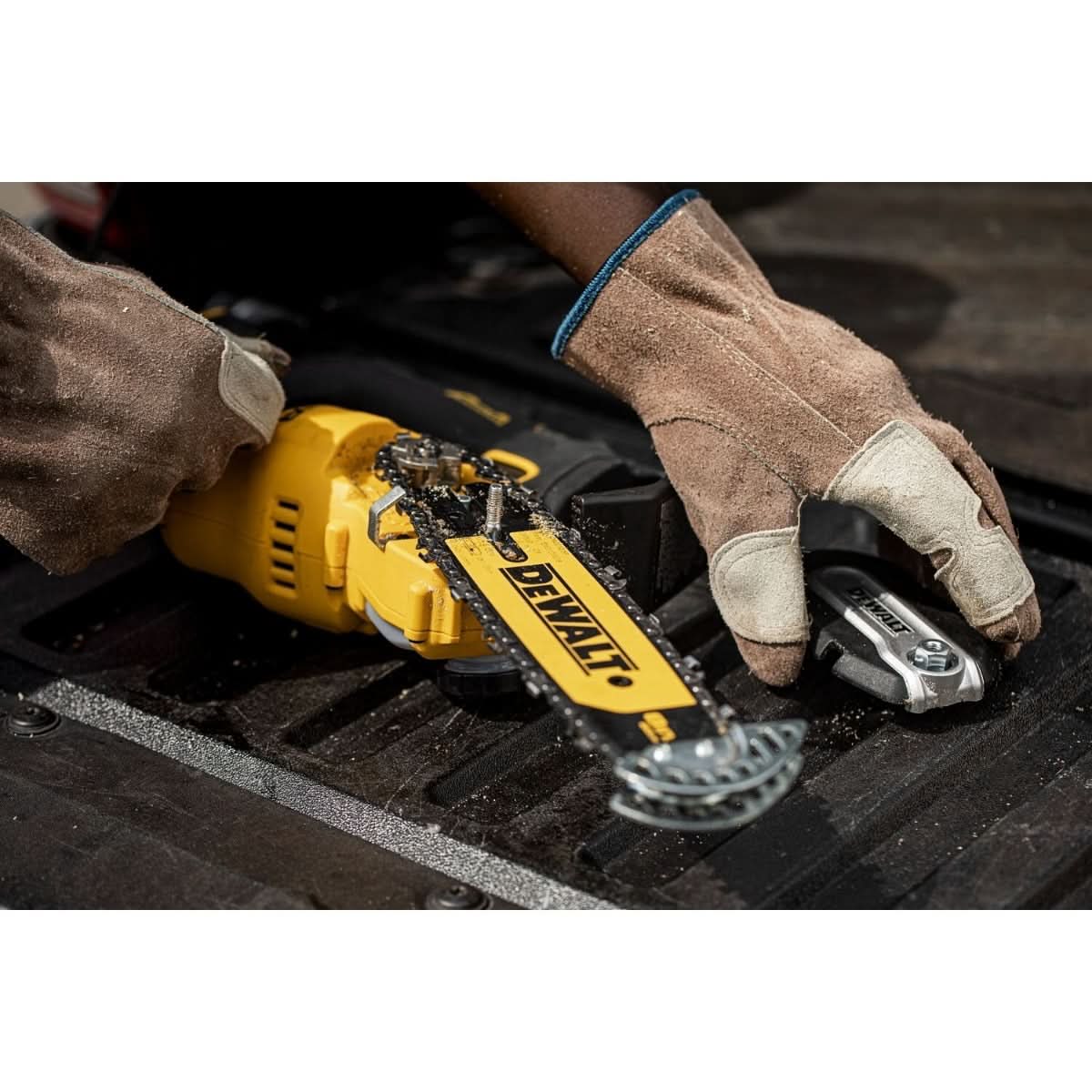 DeWalt DCCS623L1 20V MAX XR Brushless 8 in. Chainsaw 3.0Ah Kit DeWALT