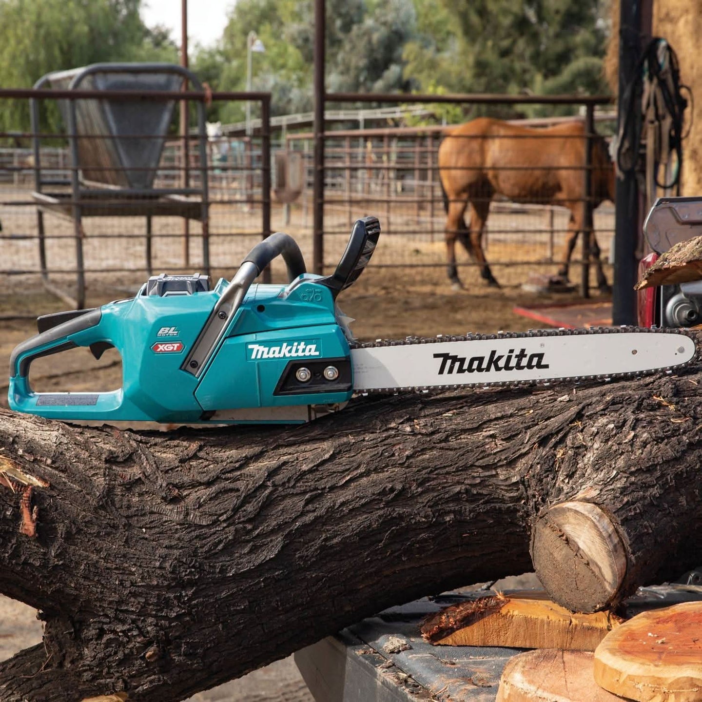 Makita GCU04T1 40V max XGT Brushless Cordless 18" Chain Saw Kit (5.0Ah) Makita